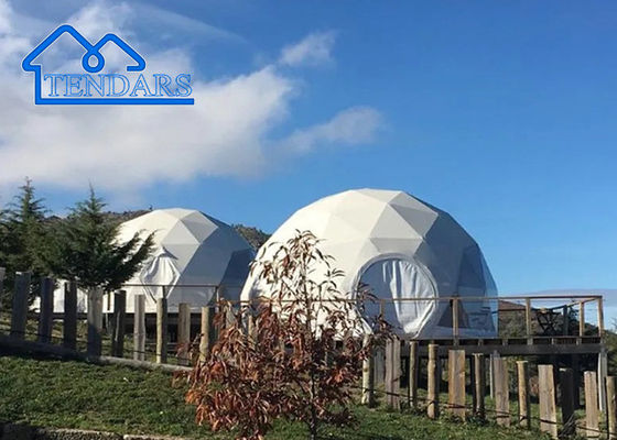 กลางแจ้ง Custom Luxury Camping PVC ห้องนั่งเล่น Glamping Dome รีสอร์ทเท็นท์